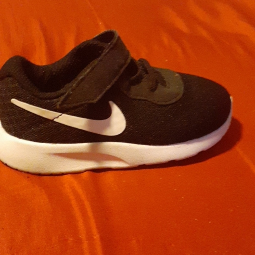 Nike black toddler shoes